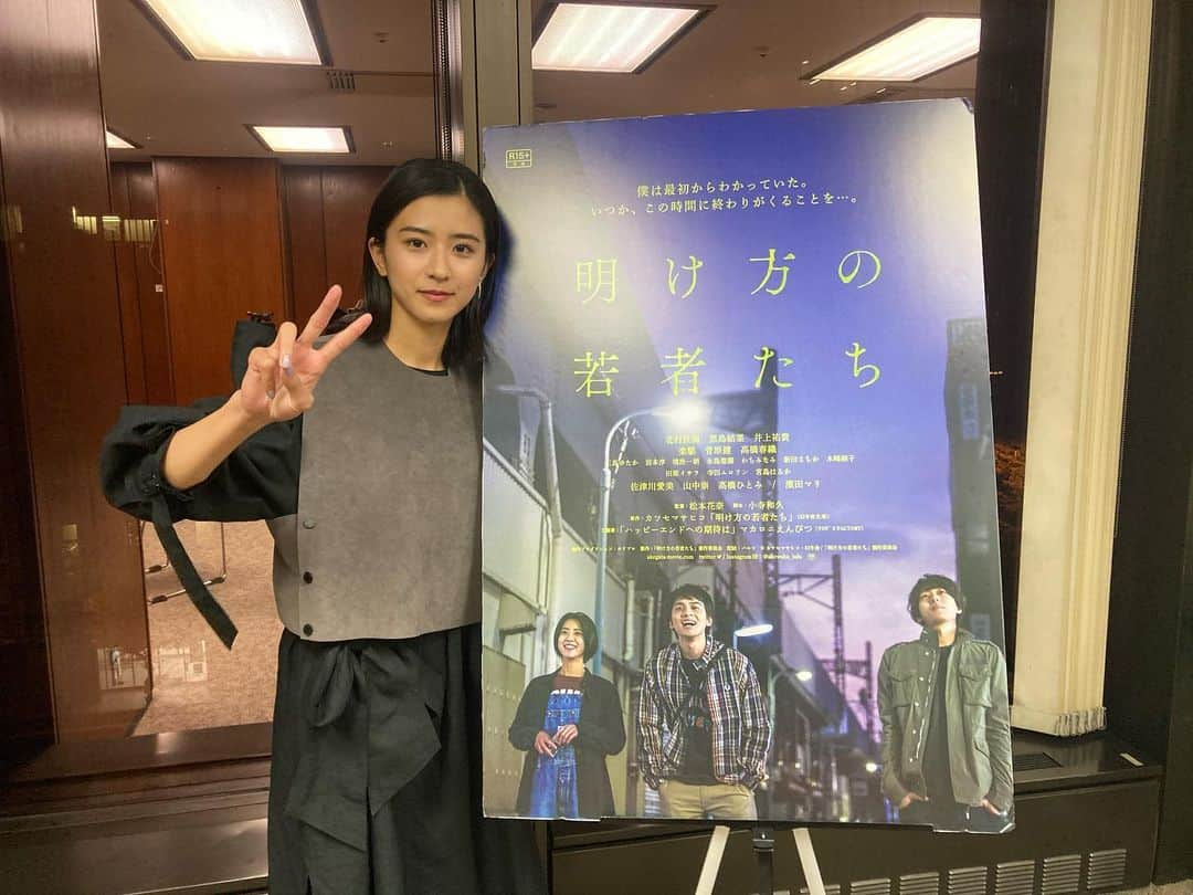 黒島結菜マネージャーのインスタグラム：「⁡ みなさま、こんばんは！ ⁡ 今日は映画「明け方の若者たち」舞台挨拶でした！ ⁡ 12月31日公開となります！ たくさんの方に観ていただけますように、、 ⁡ なんだか男前ピースな黒島氏✌️」