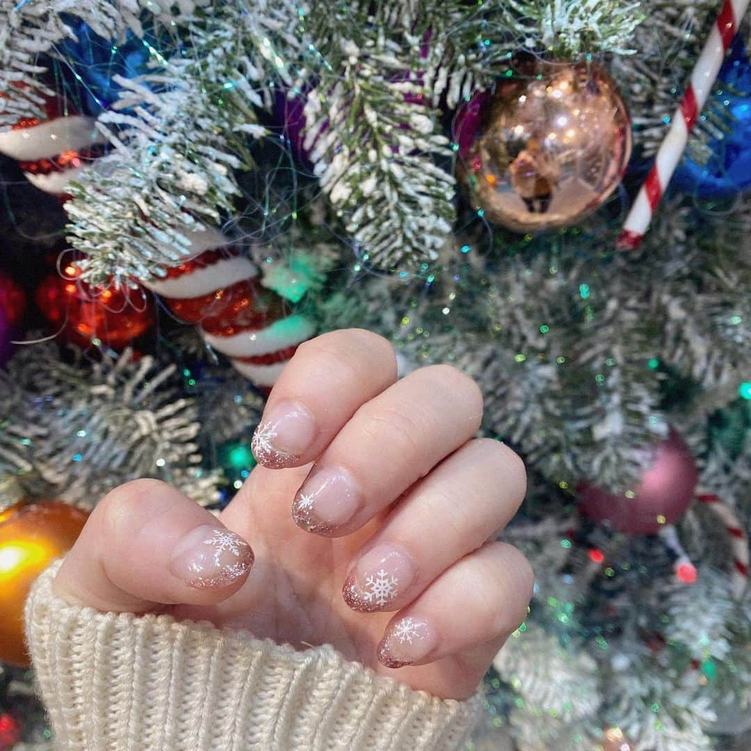 亜里沙さんのインスタグラム写真 - (亜里沙Instagram)「🎄❄️💅　@nailbymoney  這季節讓我想換這樣聖誕節的設計〜 謝謝麻尼🧡好可愛❄️ 你們聖誕節要做什麼呢？  もうすぐクリスマスですね。 そして年の瀬。。全く実感が湧かない。 そして日本も自動的に疎遠になっているので 浦島太郎です🐢 #帰ったらみんながいなくなってませんように #こういう世にも奇妙な物語ありそう #逆に自分だけ年取ってるパターンだと草 #パラレルワールド  #alisa_in_taiwan #台湾 #台灣 #taiwan #taipei #台湾生活 #台湾留学 #台湾旅行」12月20日 22時13分 - alisa_0302