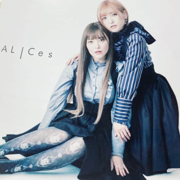 黒崎真音のインスタグラム：「先月からずっと連絡を取ってた . 深夜会いに行ったりもしてた . 会った瞬間ハグをした . 可愛いさや . あなたにわたしはどう映っていたのかな . わたしが怪我した時もあんなに心配してくれて . 大泣きながら電話くれたじゃない . わたしはもう電話すらできないんだよ . さや . 会えないなんて意味がわからないよ . 強くいなきゃ、強いふりしなきゃと思うけど . 無理だよそんなの . そのくらい大切だったあなたに . 何が出来るか考えることくらいしかわたしには出来ない . 不甲斐ない . 不甲斐ないよ . 置いていかないで . さや」