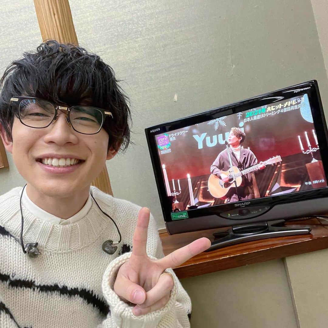 川崎鷹也さんのインスタグラム写真 - (川崎鷹也Instagram)「この人めっちゃイケてましたやん🤦‍♂️エグいやん🤦‍♂️声めっちゃ出てましたやん🤦‍♂️ #優里 #川崎鷹也 #cdtvライブライブ #ベテルギウス #ドライフラワー #本番直前に会ってふざける #かましちゃってーって叫ぶ俺 #いってくるわーって叫ぶ優里くん #ほんで終わった後に優里くんの楽屋遊び行ったらもういない #いや帰んの早すぎるやろ #機嫌悪かったんか #お互いせっかち #ほんでそのシャツ何柄なん #また会おうね #優鷹まじ卍」12月20日 22時34分 - kawasaki_takaya