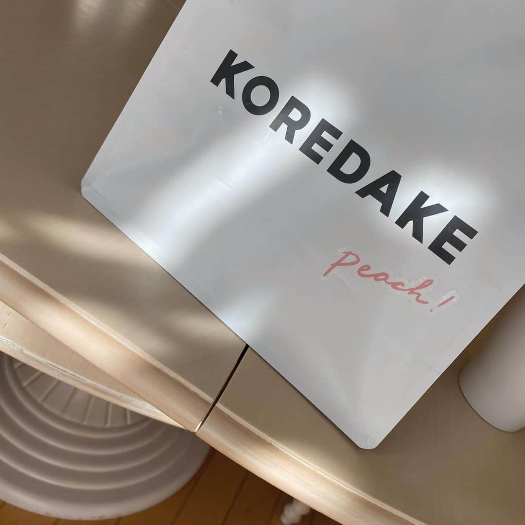 のインスタグラム：「. よく置き換えダイエットしてる KOREDAKEのピーチ味🍑  冷たくして飲むのがおすすめ✨ 朝をプロテインに置き換えると、 おなかが軽くてすごくすっきりするから、 食べすぎちゃった次の日とかにもリセットさせてる！  12/27まで、クーポンコードで初回定期20%off 写真2枚目のシェイカーついてくるのでぜひ😌 ［　MISAKISAKAI ］  #KOREDAKE #ウェルネスプロテイン」