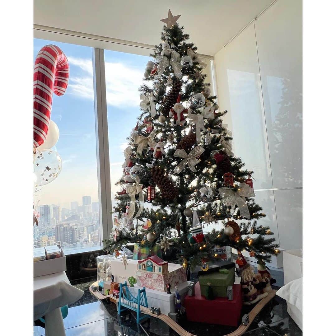 森麻季さんのインスタグラム写真 - (森麻季Instagram)「息子のお友達宅でクリスマス会🎄 ミニサンタたちがとっても可愛かったです  それにしても こんな完璧に用意していただいてママたち大興奮でした✨ 非日常を味わう機会をありがとう！  息子はサンタさんに 『このあいだ　おてがみ　かいたの　もっていってくれて　ありがとう　よんだ？』と  クリスマスに来るといいね🎁  #クリスマスパーティー #クリスマス🎄 #christmas #merrychristmas #子どもクリスマス会 #3歳 #3歳半 #ホームパーティー #子育て #ママ友 #第二子妊娠中」12月20日 22時52分 - maki.mori_m