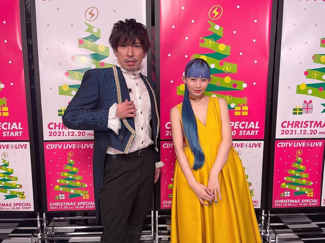 PORINのインスタグラム：「CDTVありがとうございました！ EXITのりんたろー。さんと美女と野獣デュエットさせていただきました！星に願いをでは豪華メンツで歌唱。楽しかったな〜。 勿忘は聖歌隊とコラボもさせていただき、最高な晩となりました🎄🎁」