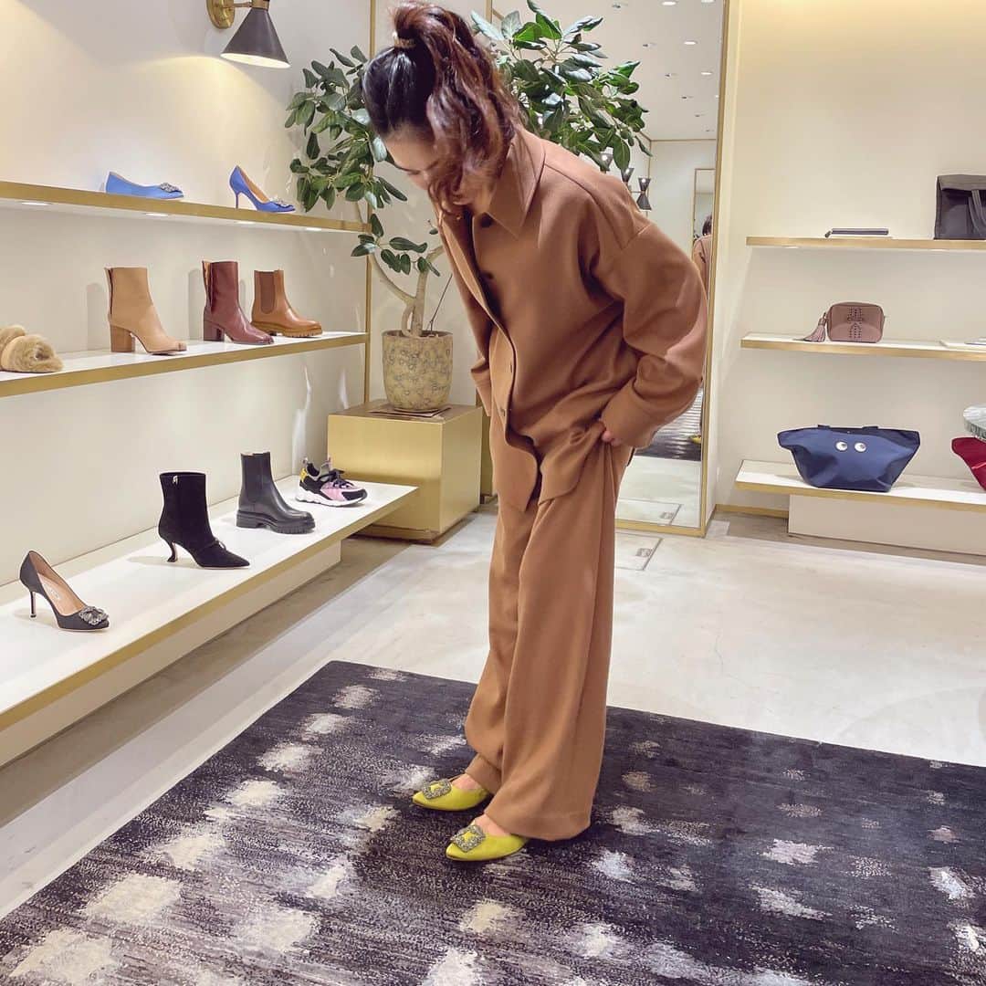 辻直子さんのインスタグラム写真 - (辻直子Instagram)「#キャメルは落ち着く#やっぱりいいもんですね #ほめてあげよう#それもいいもんです #茶色ブーツもいいけど#シルクサテンの黄色のきらきらシューズもいい👌🏻  いろーんなことはあるけれど😋 乗り越えた分だけ力がぬけてきたような気がします  今日はめずらしく褒めてあげよう❕ ってふと思いました🍜  よーくがんばりました って自分がいちばん思ってあげよう☺️  みなさんも✨」12月20日 23時01分 - naoko.ts