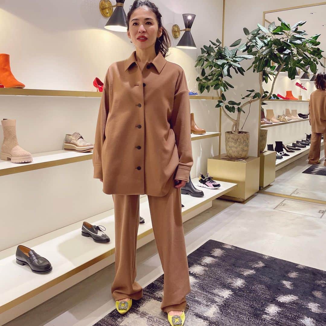 辻直子さんのインスタグラム写真 - (辻直子Instagram)「#キャメルは落ち着く#やっぱりいいもんですね #ほめてあげよう#それもいいもんです #茶色ブーツもいいけど#シルクサテンの黄色のきらきらシューズもいい👌🏻  いろーんなことはあるけれど😋 乗り越えた分だけ力がぬけてきたような気がします  今日はめずらしく褒めてあげよう❕ ってふと思いました🍜  よーくがんばりました って自分がいちばん思ってあげよう☺️  みなさんも✨」12月20日 23時01分 - naoko.ts