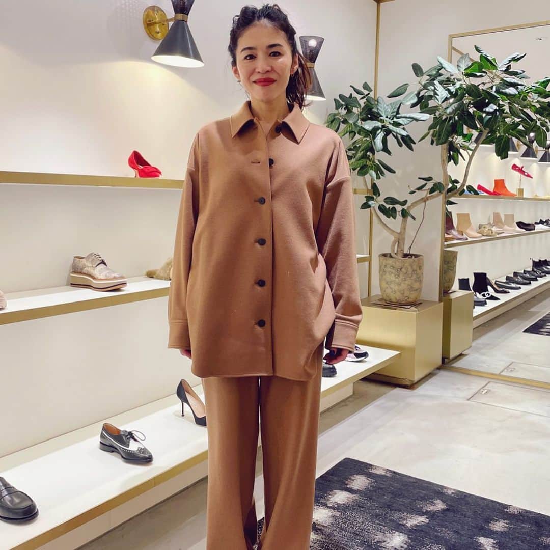 辻直子さんのインスタグラム写真 - (辻直子Instagram)「#キャメルは落ち着く#やっぱりいいもんですね #ほめてあげよう#それもいいもんです #茶色ブーツもいいけど#シルクサテンの黄色のきらきらシューズもいい👌🏻  いろーんなことはあるけれど😋 乗り越えた分だけ力がぬけてきたような気がします  今日はめずらしく褒めてあげよう❕ ってふと思いました🍜  よーくがんばりました って自分がいちばん思ってあげよう☺️  みなさんも✨」12月20日 23時01分 - naoko.ts