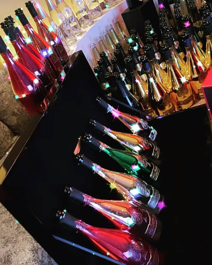夏目こころのインスタグラム：「🔥 13日間の‼️個人売り上げ結果‼️  ⭐️売り上げ４０２３万円 ⭐️指名本数１２８本  13日間私を応援してくれた お客様に心から感謝しています🌻  正直自分の中で納得出来る結果は 出せなかったけどそれよりも 大事なことに気づきました🙇‍♀️❤️  もっともっと人としても 成長出来るように頑張ります😎✨  ＃ファブリック」