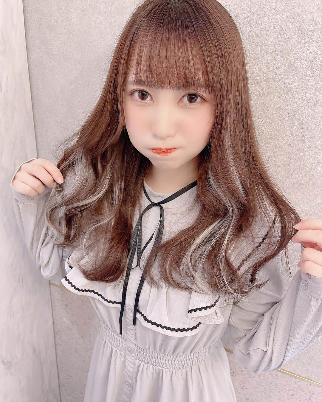 髙木由莉愛のインスタグラム：「かわいい？  木村さんにやっていただきました！ お店は 新宿にある 『 Loom by sea 』というところです！ インナーカラーはシールエクステの方が色落ちしないし髪も痛まないし素敵すぎる！って思いました✨ぜひ行ってみてね🐶  #美容院 #インナーカラー #シールエクステ #イメチェン #ホワイトミルクティー  #アイドル」