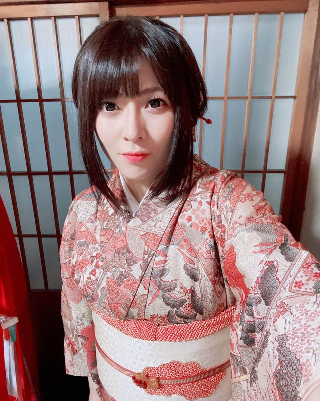 鈴華ゆう子のインスタグラム：「上下がランダムな柄の着物。 岐阜の舞妓さんが鼓のお稽古している場所をお借りして着付けをしました。  #着物  #きもの  #鈴華ゆう子  #小紋  #kimono  #和楽器バンド」