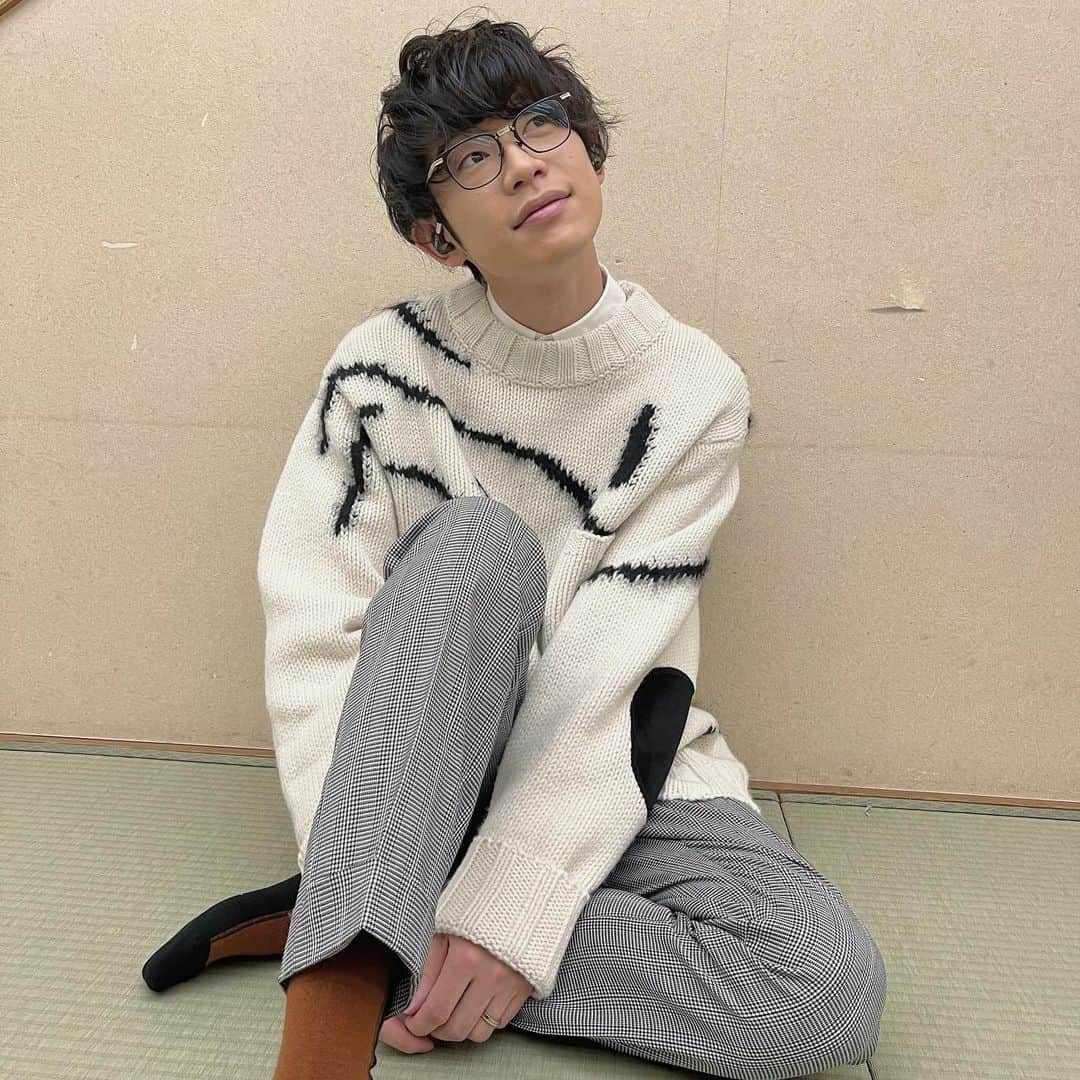 川崎鷹也のインスタグラム：「あ、新衣装でした🍫 #川崎鷹也 #新衣装 #ニット #ホワイトチョコみたい #ビターチョコ入ってるタイプ #クッキークリームか #隠れスヌーピーを探せ #いやおらん #タグで遊ぶな」