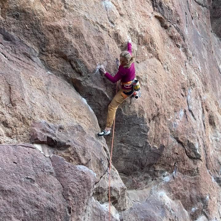 サッシャ・ディギーリアンのインスタグラム：「Here’s a good old fashioned ‘climbing porn’ video for anyone interested in my beta or seeing some raw climbing of a 5.14- I sent in the Flatirons named “Call me Daddy,” that was put up by @kevin__capps and @vasyav87 — it’s iPhone footage so I can’t say it’s magnificent but lately I’ve just been enjoying the splitter weather and spontaneously getting out and climbing with friends. 🧗‍♀️💛 -  #climbing #outdoorclimbing #flatirons #boulderco」