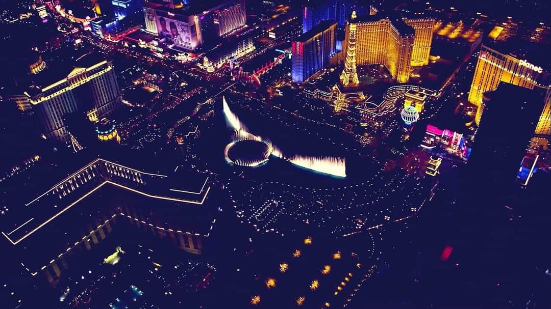 のインスタグラム：「Vegas! Celebrate Christmas Eve with me this Friday at @hakkasannightclub 🎄」
