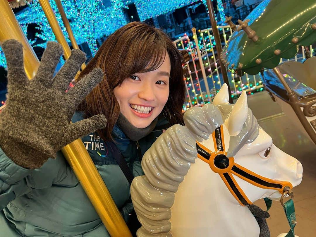 篠原梨菜さんのインスタグラム写真 - (篠原梨菜Instagram)「🐴✨✨ #朝5時の絶景TIME 昨日は東京稲城市のよみうりランドにお邪魔しました！ 美しいジュエルミネーション✨✨ 東京ドームおよそ8個分の園内が650万球の光に彩られ、どこで写真を撮っても綺麗💎 メリーゴーラウンドのお馬さんに乗りつつイルミネーションを眺めて夢のような時間でした🐴  有馬記念のイベントもやっているそうです！！🐴🐴 今日の朝もみてください！  #thetime_tbs  #ジュエルミネーション #よみうりランド #稲城市 #イルミネーション #絶景 #メリーゴーランド #メリーゴーラウンド  #有馬記念 #tbs #tbsアナウンサー  #篠原梨菜」12月21日 1時12分 - shinorinatbs