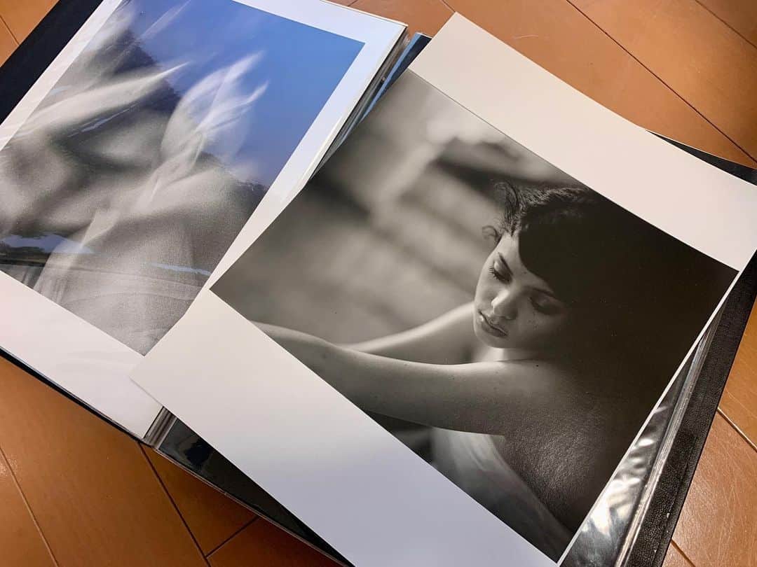 仲川希良のインスタグラム：「#adventcalendar 🎄18 ・ おしゃべりテーマは「モデルになったきっかけ」 ほんの時々モデルのお仕事のことをアップしたりもしてるけど きっかけのお話はたしかにインスタには書いてなかったかもしれません ・ ・ 中高校生の時大好きだったmcSisterという雑誌の専属モデルオーディションに応募して 最終選考に残ったことがきっかけでスカウトを受けたのが始まりです ・ 応募上限ギリギリだった高校2年生 厳しい両親には言い出せず 応募用紙の親の同意欄は自分で書いてハンコをおしました ・ デビューしてからは Zipper、cutie、junie、SEDA……世代の方は懐かし過ぎるんじゃないかしら笑 今も残っている雑誌だとananやnon-noなど 当時はハーフ顔が重宝されていた時代だったのもあってたくさんお仕事をさせていただきました ・ 高校からセーラー服のままダッシュでスタジオ入りしたりオーディション受けたりしていたなぁ ・ ・ mcSisterは「TシャツとGパンだけで女の子はかわいい」を教えてくれた雑誌 出ている子がみんな個性的で生き生きとして 自然体とかいう言葉が流行る前からそれを体現してくれていた気がします ・ 中学生の時に"職業調べ"という 自分の興味のある仕事について調べるレポート学習があったんですが その時にsisterモデルについて知りたいなと思って編集部にお手紙を書いたのです ・ 「撮影現場が見たい」という今考えると相当不躾なお願い 敬語を間違えないように何度も見直して返信用の封筒も入れました 中学生が携帯はもちろんネットもほぼあり得なかった時代 今ならきっと問い合わせアドレスとかにメールをポチッと送る子もいるのかなぁ ・ そしたらなんとお返事が来たのです 「プロの方々が緊張感を持ってお仕事されてる現場なのでお見せできません」というようなことが書かれていた気がしますが 実はそれがすごくすごく嬉しかった 断られた悲しみよりも返信が来たという喜び 家庭を越え学校を越え あの手紙が初めてより広い社会と私を繋げてくれた気がします ・ ・ 今はもうクラスに何人も居ると聞きますが 日本の「普通」の中ではなかなか生きづらい思いをすることも多かったハーフが モデルになった途端今度は「普通」になるという体験も面白かった ハーフを憂えながら自分もそれを特別視していたのかもしれないと モデルを始めて自覚しました ・ そこを越えると今度は表現について考え込んで ずっと黒い雲の中にいるような気持ちの時もありました ・ モデルはまるで変身するように服もヘアメイクも様々な雰囲気やテーマのものを纏いますが 「それっぽいヒトを撮りたいんじゃない、まさにそのヒトを撮りたい」とカメラマンに怒鳴られてシャッターを押してもらえなかったときに 「じゃあもう何も演じない、自分でいるしかないじゃない」と 開き直ったことでその雲を抜けられたような そんな思い出もあります ・ ・ ……長くなってきましたね笑 なんてったって今年でモデル歴20周年だったのです ・ これまでの仕事をせめてきちんとまとめてファイリングしたいなと思っていたのですが 段ボールに何箱も詰め込まれたまま押し入れに眠っています ・ たぶんまだ 見返したりまとめたりするタイミングじゃないんだな ・ ・ でもせっかくなので手前の段ボール一箱だけ開けてみました ・ 写真1枚目はブックと呼ばれるモデルの資料集のようなもの オーディション内容によって順番や中身を入れ替えます ・ モデルを始めた当時はフィルム撮影したものを紙に焼いて 1枚しかない写真を大事にブックに入れて持ち歩いてました オーディションを受けなくなって久しいけど今はきっとデータでクライアントさんにお渡しするんでしょうな ・ 写真2枚目は私のはじめてのコンポジット モデルの名刺のようなもので裏にも写真があります 20年前 事務所も名前も決まったばかり 今はもうこの顔はできない ・ 3枚目はブックの中身をお見せしているので オーディションする気持ちでご覧ください笑 ・ ・ 久しぶりにブックをめくっていたら息子がやってきて 最後までしっかり眺めてから「おかしゃん、かわいいねぇ！」と抱きしめてくれました 20周年のお祝いはこれで充分だわ😘 ・ ・ #モデル」