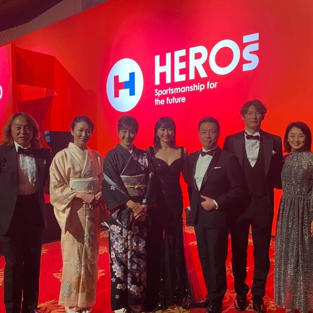 潮田玲子さんのインスタグラム写真 - (潮田玲子Instagram)「HERO's  AWARD2021に出席させて頂きました！ @heros_nippon_foundation   アスリートの社会貢献活動を表彰するこのイベントは毎回たくさんのエネルギーを頂きます！ 2019年に初めて出席させていただいた時、アスリートの社会貢献活動についてすごく考えるきっかけになりましたし、それから2年、やりたい事、やらなくてはいけない事を見つけ今年はWoman's waysを立ち上げる事ができました🙏 来年はさらにこの活動を活発化できるように頑張ろうと改めて心に誓いました🙋‍♀️ 会場ではたくさんの関係者の皆様、素晴らしいアスリートの方々にもお会いできて嬉しかったです🥰  今回受賞された千葉ジェッツふなばしの皆様、 男性アスリート部門の村田兆治さん（離島甲子園） 女性アスリート部門の寺田明日香さん（A -START設立） おめでとうございます🙏 特別表彰としまして歌手のAIさんがたくさんの社会貢献活動を行なっているという事で表彰されました！ AIさんの歌声もとても感動しました🥰😭👏  #herosaward2021 #日本財団 #アスリートの社会貢献 #自分にできることを #頑張りましょう #womansways」12月21日 15時00分 - reikoshiota_official