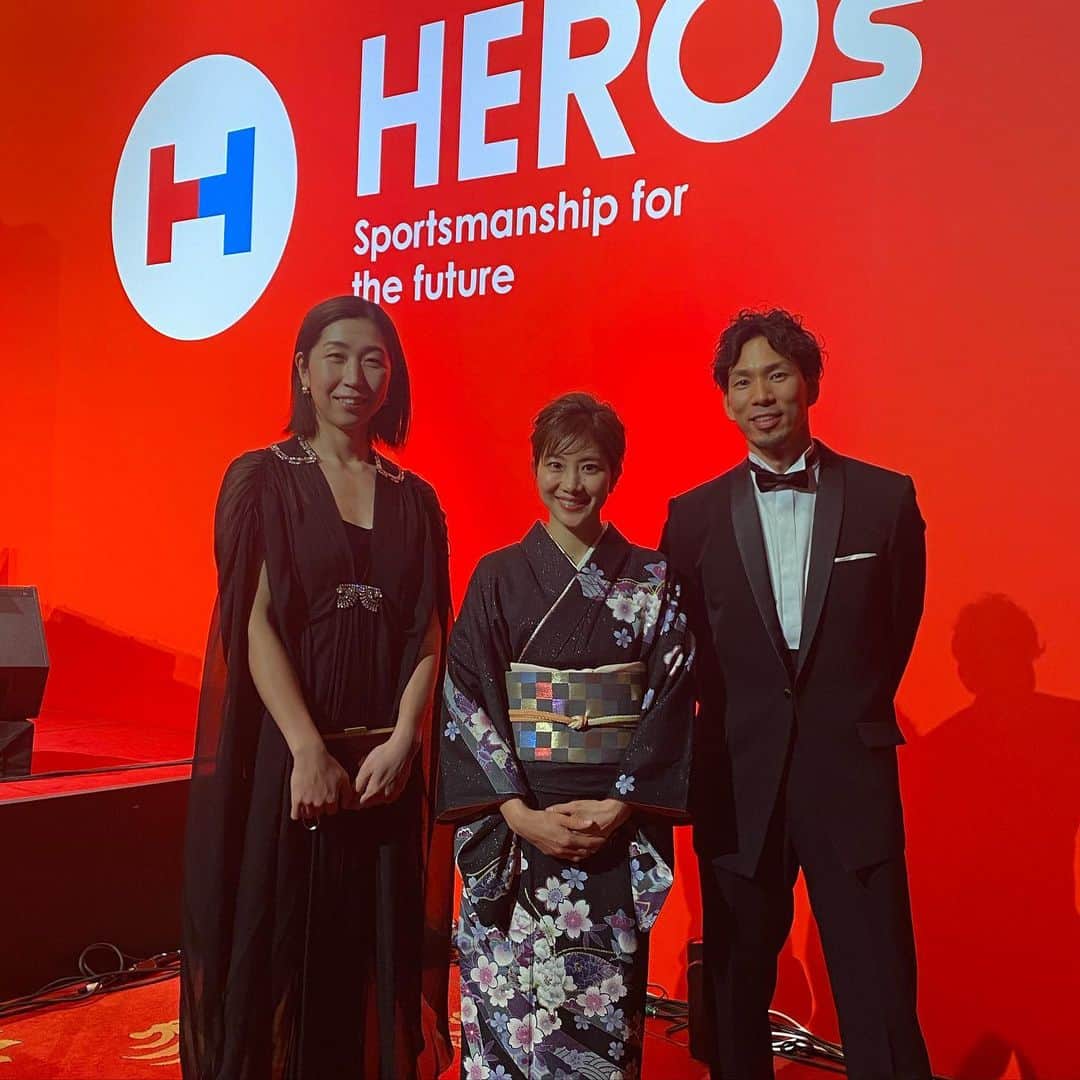 潮田玲子さんのインスタグラム写真 - (潮田玲子Instagram)「HERO's  AWARD2021に出席させて頂きました！ @heros_nippon_foundation   アスリートの社会貢献活動を表彰するこのイベントは毎回たくさんのエネルギーを頂きます！ 2019年に初めて出席させていただいた時、アスリートの社会貢献活動についてすごく考えるきっかけになりましたし、それから2年、やりたい事、やらなくてはいけない事を見つけ今年はWoman's waysを立ち上げる事ができました🙏 来年はさらにこの活動を活発化できるように頑張ろうと改めて心に誓いました🙋‍♀️ 会場ではたくさんの関係者の皆様、素晴らしいアスリートの方々にもお会いできて嬉しかったです🥰  今回受賞された千葉ジェッツふなばしの皆様、 男性アスリート部門の村田兆治さん（離島甲子園） 女性アスリート部門の寺田明日香さん（A -START設立） おめでとうございます🙏 特別表彰としまして歌手のAIさんがたくさんの社会貢献活動を行なっているという事で表彰されました！ AIさんの歌声もとても感動しました🥰😭👏  #herosaward2021 #日本財団 #アスリートの社会貢献 #自分にできることを #頑張りましょう #womansways」12月21日 15時00分 - reikoshiota_official