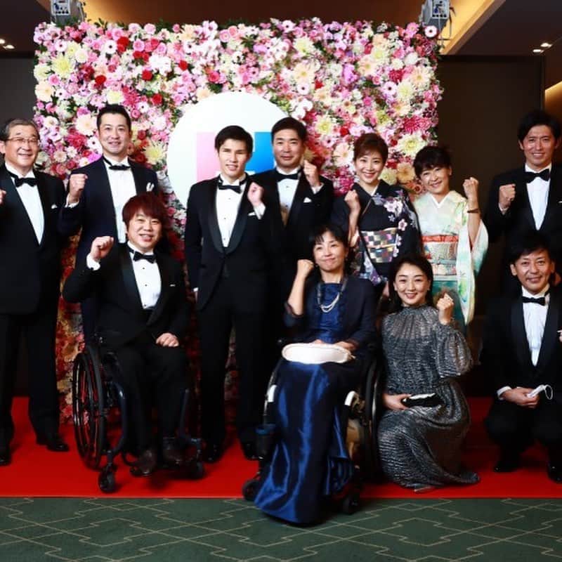 潮田玲子さんのインスタグラム写真 - (潮田玲子Instagram)「HERO's  AWARD2021に出席させて頂きました！ @heros_nippon_foundation   アスリートの社会貢献活動を表彰するこのイベントは毎回たくさんのエネルギーを頂きます！ 2019年に初めて出席させていただいた時、アスリートの社会貢献活動についてすごく考えるきっかけになりましたし、それから2年、やりたい事、やらなくてはいけない事を見つけ今年はWoman's waysを立ち上げる事ができました🙏 来年はさらにこの活動を活発化できるように頑張ろうと改めて心に誓いました🙋‍♀️ 会場ではたくさんの関係者の皆様、素晴らしいアスリートの方々にもお会いできて嬉しかったです🥰  今回受賞された千葉ジェッツふなばしの皆様、 男性アスリート部門の村田兆治さん（離島甲子園） 女性アスリート部門の寺田明日香さん（A -START設立） おめでとうございます🙏 特別表彰としまして歌手のAIさんがたくさんの社会貢献活動を行なっているという事で表彰されました！ AIさんの歌声もとても感動しました🥰😭👏  #herosaward2021 #日本財団 #アスリートの社会貢献 #自分にできることを #頑張りましょう #womansways」12月21日 15時00分 - reikoshiota_official