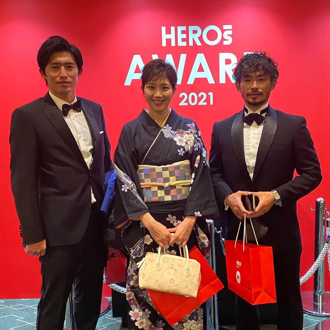 潮田玲子さんのインスタグラム写真 - (潮田玲子Instagram)「HERO's  AWARD2021に出席させて頂きました！ @heros_nippon_foundation   アスリートの社会貢献活動を表彰するこのイベントは毎回たくさんのエネルギーを頂きます！ 2019年に初めて出席させていただいた時、アスリートの社会貢献活動についてすごく考えるきっかけになりましたし、それから2年、やりたい事、やらなくてはいけない事を見つけ今年はWoman's waysを立ち上げる事ができました🙏 来年はさらにこの活動を活発化できるように頑張ろうと改めて心に誓いました🙋‍♀️ 会場ではたくさんの関係者の皆様、素晴らしいアスリートの方々にもお会いできて嬉しかったです🥰  今回受賞された千葉ジェッツふなばしの皆様、 男性アスリート部門の村田兆治さん（離島甲子園） 女性アスリート部門の寺田明日香さん（A -START設立） おめでとうございます🙏 特別表彰としまして歌手のAIさんがたくさんの社会貢献活動を行なっているという事で表彰されました！ AIさんの歌声もとても感動しました🥰😭👏  #herosaward2021 #日本財団 #アスリートの社会貢献 #自分にできることを #頑張りましょう #womansways」12月21日 15時00分 - reikoshiota_official
