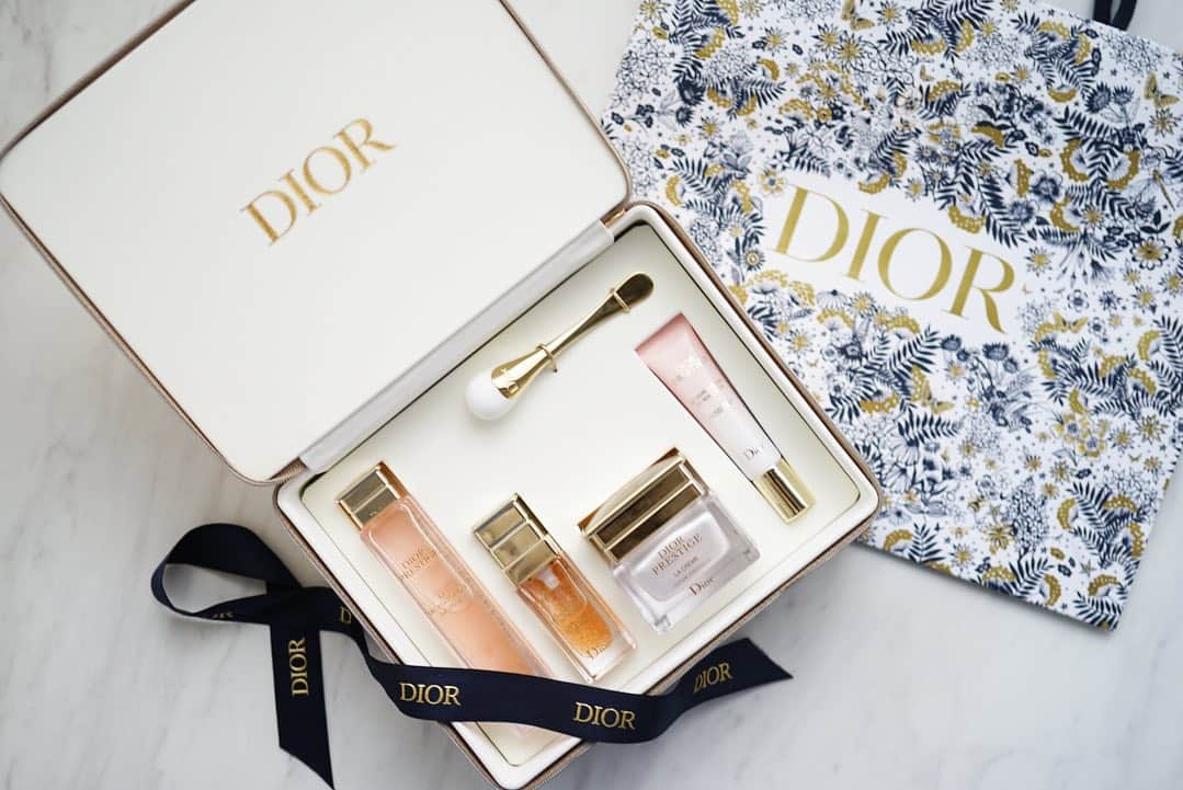 のインスタグラム：「憧れていたDiorのプレステージが数量限定で発売されています✨  一つ一つのアイテムを購入するとなると かなり勇気ある金額になるのでw それに、ミニサイズ、 可愛くないですか⁉️  【プレステージ ディスカバリー コフレ】 大人気のプレ美容液、化粧水、クリーム、新製品のアイ セラムまでルーティーンでご堪能できる豪華なコフレです💓  【コフレ内容】 ☑️プレステージ マイクロ ユイル ド ローズ セラム (プレ美容液) 10mL 10,000粒のローズ マイクロ パールが、2倍の濃度に。進化したプレミアムプレ美容液。 一番初めに塗ります。肌への浸透は早くてびっくり！ 奥の奥まで入っていく感覚がわかります。 フェイスラインの肌を引き締めに効果あり！  ☑️プレステージ ローション ド ローズ (化粧水) 30mL 微量要素とミネラルをたっぷりと配合した、プレステージ ローション ド ローズが、肌をみずみずしく清らかに整え、いつでも心地よい上質な肌へ導きます。独自のテクノロジーで配合した100万個のミクロなローズ マイクロ ドロップで肌は一日中うるおい続け、うるおいバランスの整った健やかな肌へ。  ☑️プレステージ ラ クレーム 15mL 贅沢に時間をかけて丁寧に処方されたディオール プレステージならではの濃密さとなめらかさを備えるテクスチャーは、うっとりするほどの心地よさ。 グランヴィル ローズ ネクターの有用成分が肌の奥へと届けられ、使い始めてすぐに、キメが整い、なめらかに。バラの花びらのような上質な艶肌へと導きます。  ☑️プレステージ マイクロ セラム ド ローズ ユー (目元用セラム) 7mL 凛とした若々しい眼差しへ導く目元用プレ美容液。スマートフォンやPCなどのブルーライトを浴び続ける現代の生活習慣などが与える肌への影響から保護し、微量要素を含んだ処方が、目元の肌のキメ密度を整えます。  ☑️ヴァニティ ケース サイズ: 21cm (横) x 16cm (縦) x 6cm (マチ)  ＼いいね・フォローお待ちしてます♡／ .............................................................. 戸田さと美｜美容家｜起業家 🎼follow me💋 @satomitoda  ...............................................................  #クリスマスプレゼント  #クリスマスコフレ  #xmas  #自分へのご褒美  #自分磨き  #Dior  #Diormakeup  #diorskin #ディオール  #eyemake #makeup #新作コスメ  #限定コスメ  #instamakeup #コスメ #コスメ好きさんと繋がりたい #コスメレポ #コスメマニア #美容 #美容好きな人と繋がりた #美容好き #スキンケア #スキンケアマニア #スキンケア好き #時短メイク #メイク #ママファッション #シングルマザー  #エイジングケア」