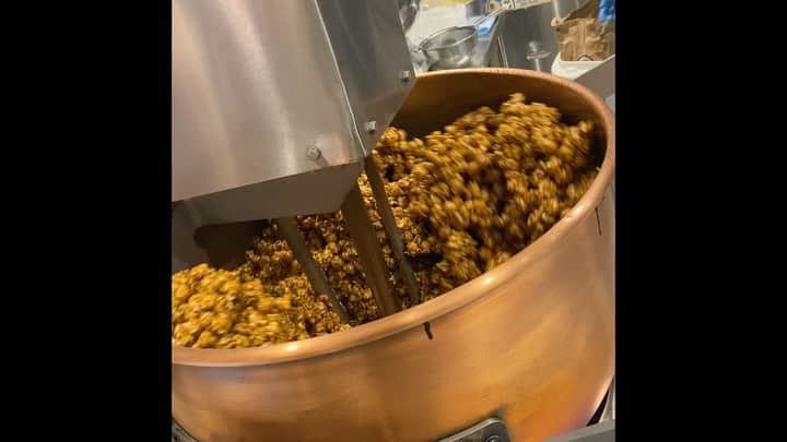 のインスタグラム：「ギャレット ポップコーン ショップス®︎原宿店  こんにちは！ 新しい店舗で迎える初めてのクリスマスが近づき、お店も活気づいてきています🎄 今日も美味しいポップコーンを用意して、 皆さまのご来店をお待ちしております。  リニューアルオープンした新しい原宿店は、 店内からキッチンが見える作りになっています。  キャラメルの甘い香りに包まれた空間にぜひ遊びに来てください♪  ギャレット ポップコーン ショップス®原宿店 東京都渋谷区神宮前6-7-16 営業時間：11:00～19:00  #garrett #garrettpopcorn #garrettjp #popcorn #harajuku #ギャレット #ギャレットポップコーン #ギャレットポップコーンショップス #原宿」