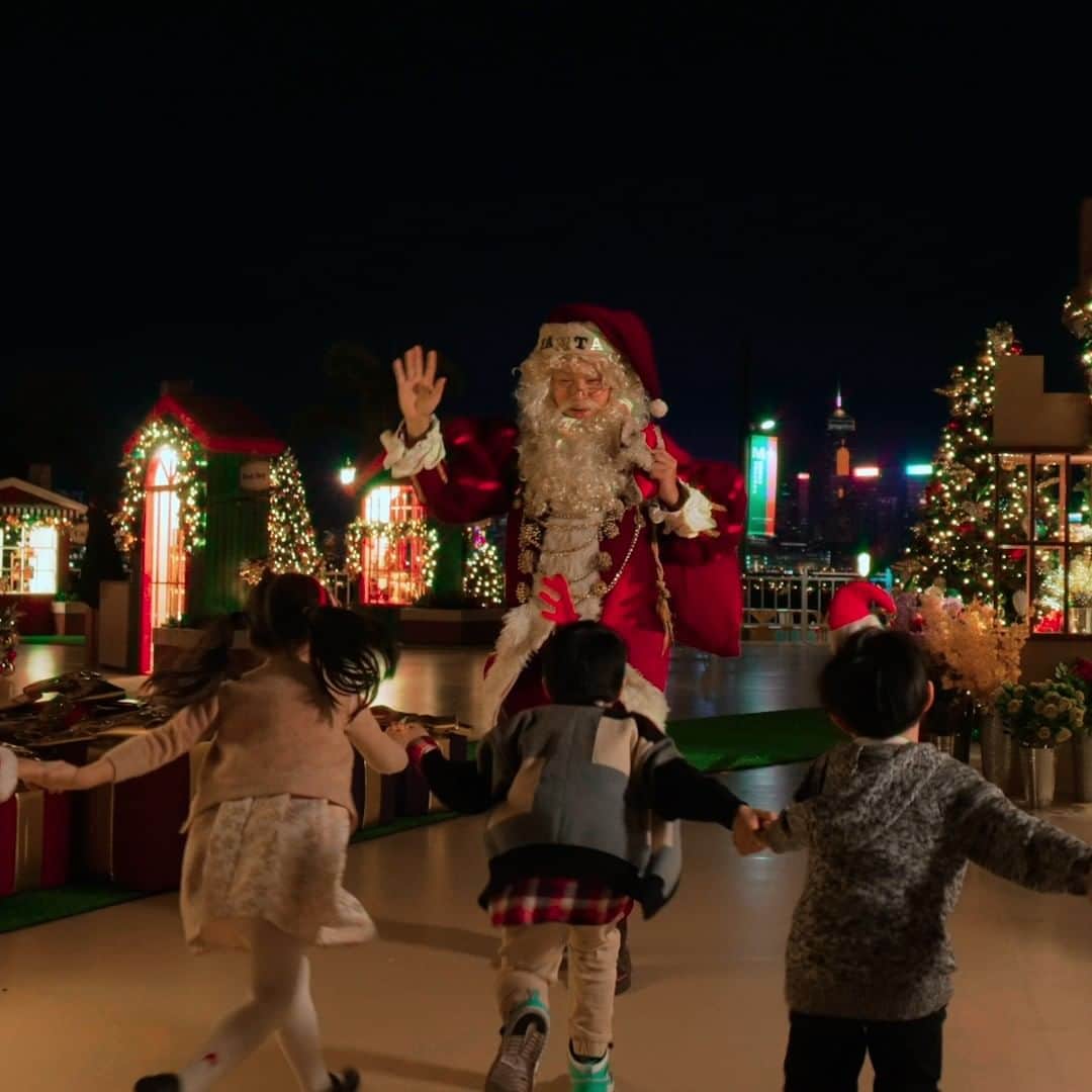 Discover Hong Kongのインスタグラム：「Ho ho ho! 🎅 Let's spread joy all over Hong Kong with Santa this WinterFest! Explore the city's Christmas Town and other festive attractions!  呵呵呵！快啲跟聖誕老人穿梭聖誕小鎮同其他人氣景點，將節日氣氛帶到全港！ #DiscoverHongKong」