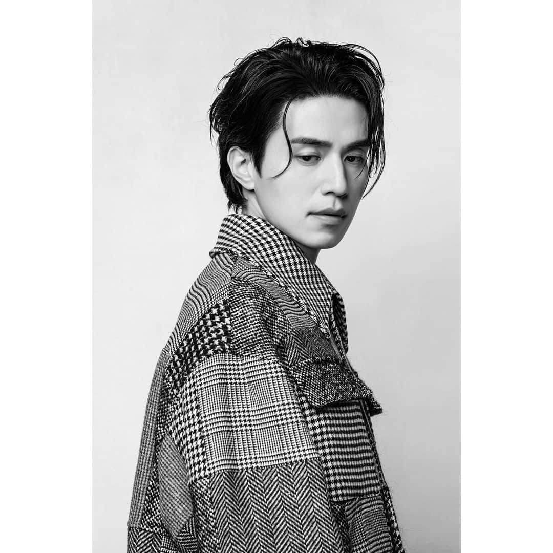 イ・ドンウクさんのインスタグラム写真 - (イ・ドンウクInstagram)「- 동욱 배우가 함께한 'GQ CHINA' 12월 호의 포스트 오픈! - 배우가 완벽해버리면 뭐가 되어버리느냐, 이동욱이 된다🤍 완벽한 비주얼과 분위기에 취해버리는 동욱 배우의 포스트를 지금 만나보세요! - 포스트 보러 가기 👉🏻 http://naver.me/xW1bl8Ru - @kkbyss - #이동욱 #LeeDongWook #李栋旭 #욱스타그램 #GQ #GQCHINA #12월호 #비하인드 #포스트 #연말에는 #이동욱 #🤍」12月21日 13時59分 - leedongwook_official