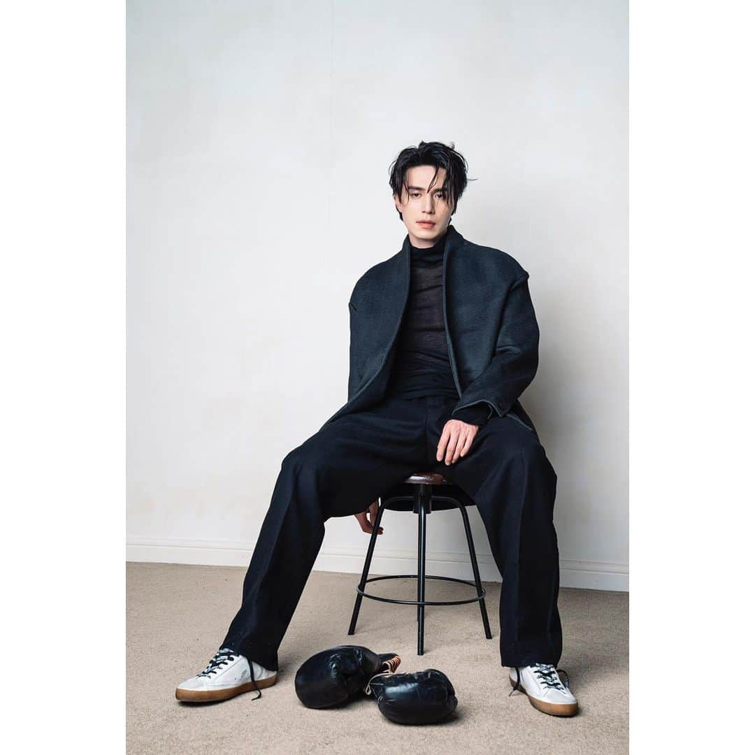 イ・ドンウクさんのインスタグラム写真 - (イ・ドンウクInstagram)「- 동욱 배우가 함께한 'GQ CHINA' 12월 호의 포스트 오픈! - 배우가 완벽해버리면 뭐가 되어버리느냐, 이동욱이 된다🤍 완벽한 비주얼과 분위기에 취해버리는 동욱 배우의 포스트를 지금 만나보세요! - 포스트 보러 가기 👉🏻 http://naver.me/xW1bl8Ru - @kkbyss - #이동욱 #LeeDongWook #李栋旭 #욱스타그램 #GQ #GQCHINA #12월호 #비하인드 #포스트 #연말에는 #이동욱 #🤍」12月21日 13時59分 - leedongwook_official