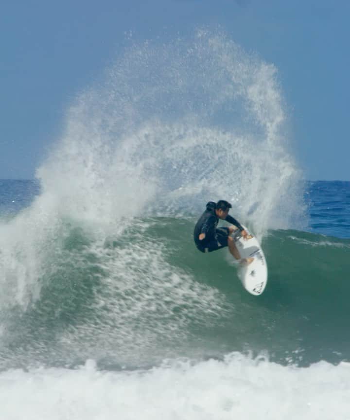 稲葉玲王のインスタグラム：「One wave at my favorite spot last summer🌴 check out KANAK ATTACK 3 on @hammah_time YouTube channel🔥」