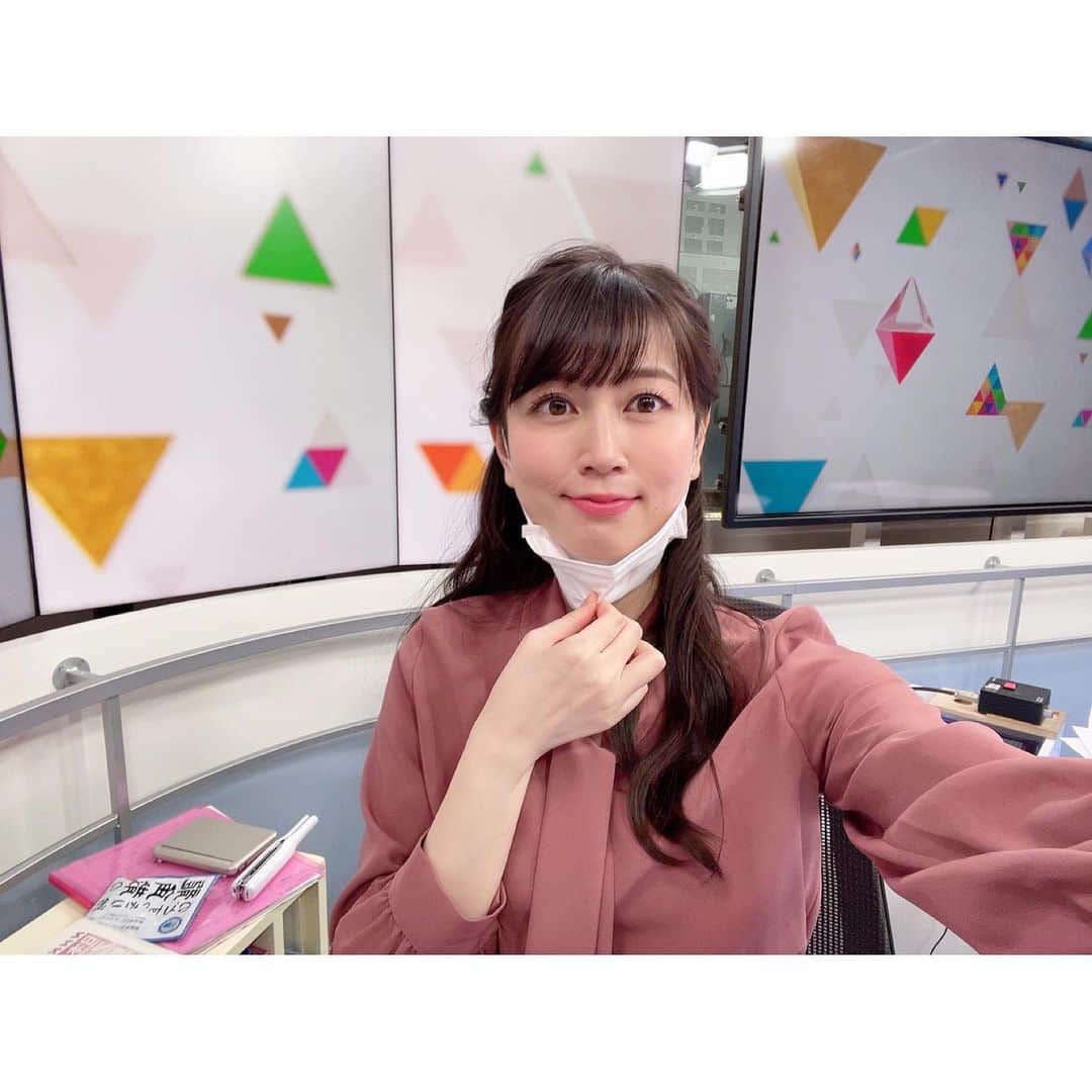 寺田ちひろのインスタグラム：「おはようございます💕 ⁡ 昨日、日テレNEWS24のスタジオにて📹　 カラフルな背景に照明がぶら下がっている天井です💡 ⁡ 昨日はコロナ情報など、 速報対応が多いバタバタな1日でした🏃‍♀️💨 ⁡ ⁡ もうすぐクリスマスですね🎄✨ ⁡ 子どものころサンタさんから、 大好きなセーラームーンの腕時計をもらったことを覚えています☺️💕 SPEEDのアルバムだったときもあったような…🤔💿 ⁡ 今年のクリスマスは寒さが厳しくなりそうですね❄️ あったかくして、ぬくぬくのんびり過ごそうっと🥰 ⁡ 今夜〜明日朝も日テレNEWS24に出演します！ 夜更かしさんも早起きさんも、ぜひごらんください🌙☀️💕 ⁡  #日テレnews24 #n24 #日本テレビ #日テレ #もうすぐクリスマス #1年で1番好きなイベント #おうちでクリスマス #フリーアナウンサー #気象予報士 #防災士 #セントフォース」