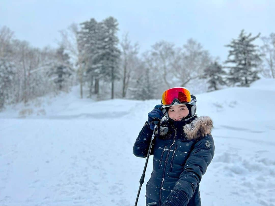 土屋炎伽さんのインスタグラム写真 - (土屋炎伽Instagram)「✴︎  お知らせ☃️  2022年1月17日から 毎週月曜23時〜に放送されます BS日テレ放送「 #SkiTV5 」に レギュラー出演いたします✨  「SkiTV」とは、 レジェンドスキーヤー #岡部哲也 さんと、 日本を代表するナショナルデモ #丸山貴雄 さんが お送りするウインタースポーツ専門番組🎿  スイスや国内リゾートの大自然の中で トップスキーヤーが繰り広げる滑りと、 グルメ情報、旅情報、様々なスキー文化等も合わせて 魅力的な情報をたっぷりお届けします☺️❣️ スキーを愛する素敵なゲストの方々もいらっしゃいます♪  今はちょうど番組ロケの真っ只中ですが、 改めてウィンタースポーツの魅力を実感。。 トップスキーヤーの方々の滑りは 鳥肌が立つくらいかっこいい…😳 そしてなにより、心からスキーを愛し、 ウィンタースポーツを楽しんでらっしゃる姿が とても素敵で☺️ スキーの経験がない方も この番組を見たらスキーに出会ってみたくなること 間違いなしだと思います⛷✨ 旅気分も味わえますので、 ぜひぜひご覧いただけたら嬉しいです！！  そしてなんと、、 私も20年ぶりにスキーに挑戦しております🤭☆ 番組が終わる頃までに少しでも成長した姿を お見せできるよう、がんばります😎！  ---------------------------- BS日テレ「SkiTV5」  ❄️特別番組 2021年12月27日(月) 23:00〜  ❄️#1-10 毎週10話レギュラー放送 2022年1月17日(月)〜3月21日(月)23:00〜 ----------------------------   ちなみにこの可愛いスキーウェアは ➡︎ @descente_ski_jp です♡  @skitv_snowproject  @tetsuyaokabe  @takao.1121   #skitv5 #ski  #スキー #ウィンタースポーツ #descente #スキーウェア  #スキー女子」12月21日 9時29分 - honoka.t8