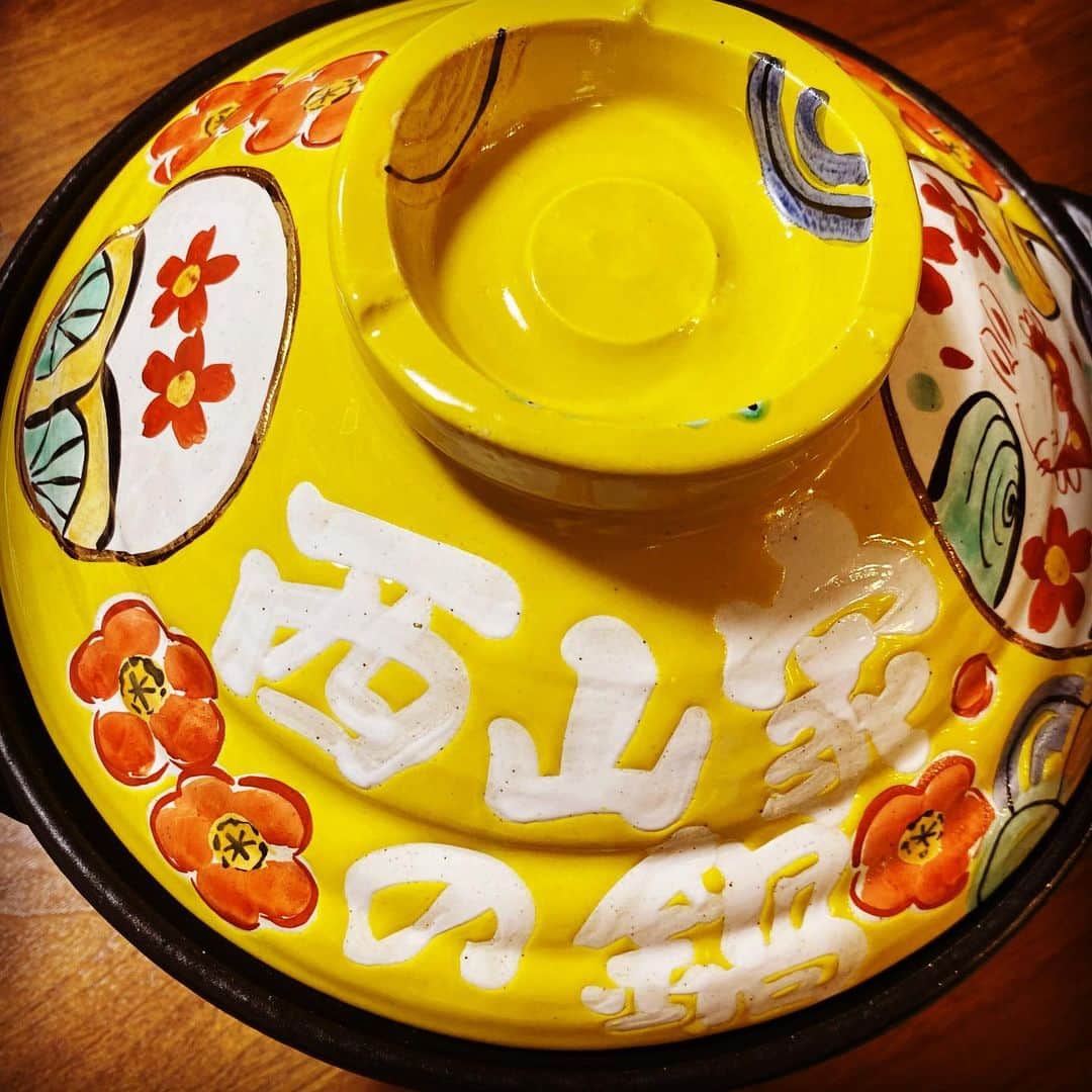 西山茉希さんのインスタグラム写真 - (西山茉希Instagram)「お正月料理の話をしたら、 ばあちゃん2人が浮かんで、 ばあちゃん2人を想える日になりました。  #西山のおばあちゃん #澤田のおばあちゃん #私の大好きなばあちゃんズ  両家の味付けが違うから、 私のお正月は欲張りな食欲だった。 孫ーズはみんなそうだったはず。  ばあちゃんののっぺ、 この鍋で作ろうかな。  電話で聞いたあの時のレシピ、 ちゃんとメモしておけば良かった。  #ばあちゃんののっぺ #完コピできるようにしよう #西山家の鍋で #😋😋😋」12月21日 9時44分 - maki.nshiyama50