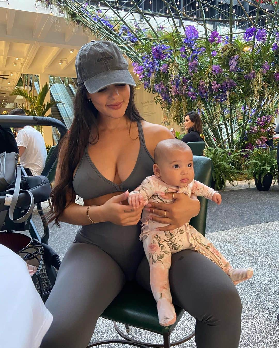 Katya Elise Henryさんのインスタグラム写真 - (Katya Elise HenryInstagram)「Christmas shopping with my lil mamas 🎄」12月21日 11時20分 - katyaelisehenry