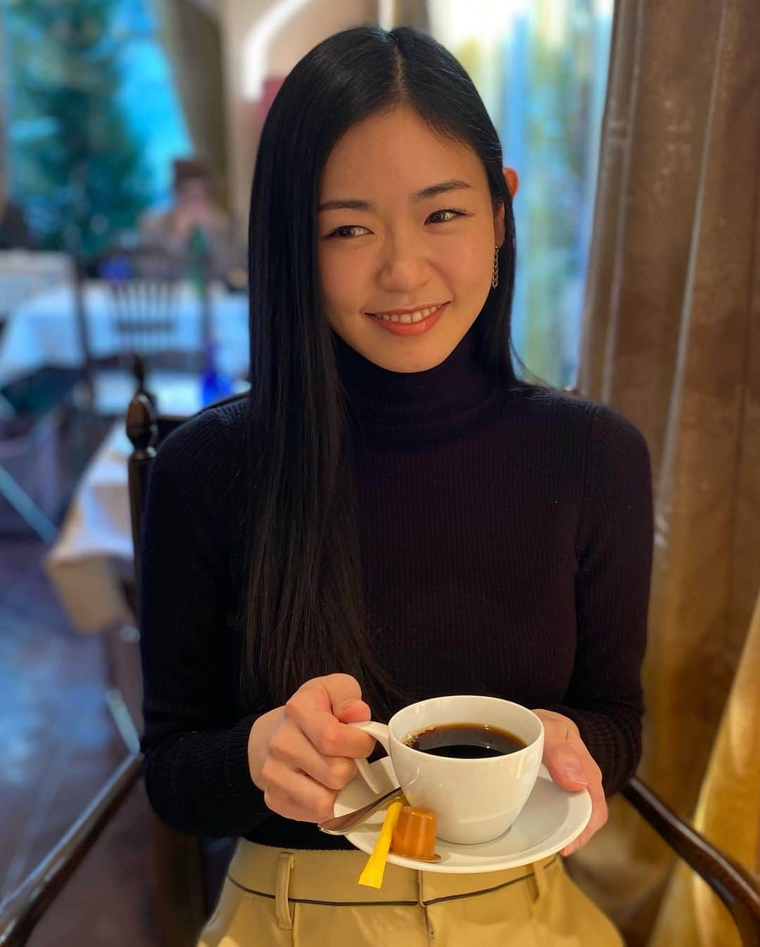 西川可奈子さんのインスタグラム写真 - (西川可奈子Instagram)「珈琲はもちろんブラックで☕️  今年もあと10日。 一日一日をしっかり生きよう。 仕事納めしたら 今年こそ故郷へ帰ろう。 そうしよう。  #珈琲#coffee #打ち合わせ中」12月21日 11時34分 - kanako_1105