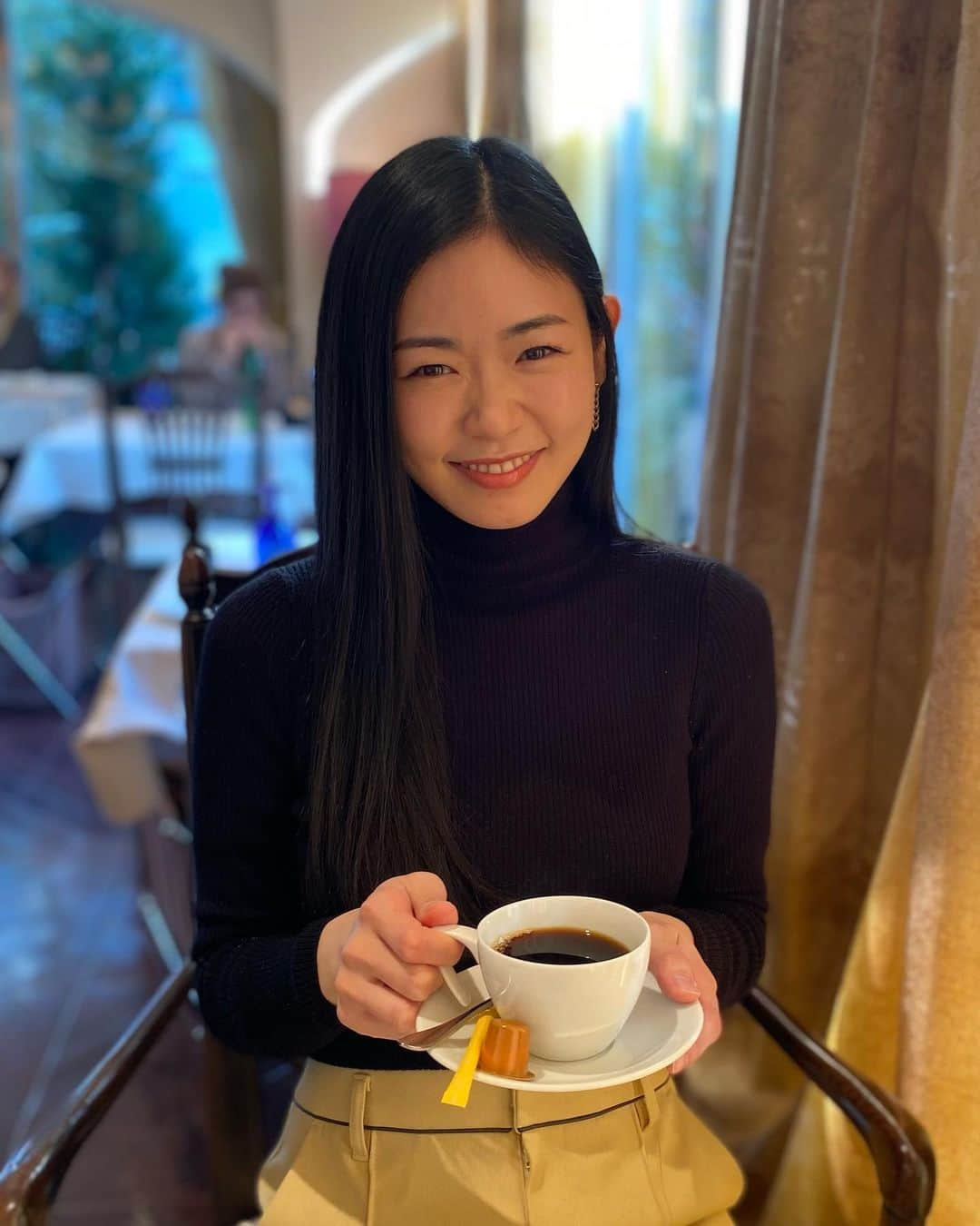 西川可奈子さんのインスタグラム写真 - (西川可奈子Instagram)「珈琲はもちろんブラックで☕️  今年もあと10日。 一日一日をしっかり生きよう。 仕事納めしたら 今年こそ故郷へ帰ろう。 そうしよう。  #珈琲#coffee #打ち合わせ中」12月21日 11時34分 - kanako_1105