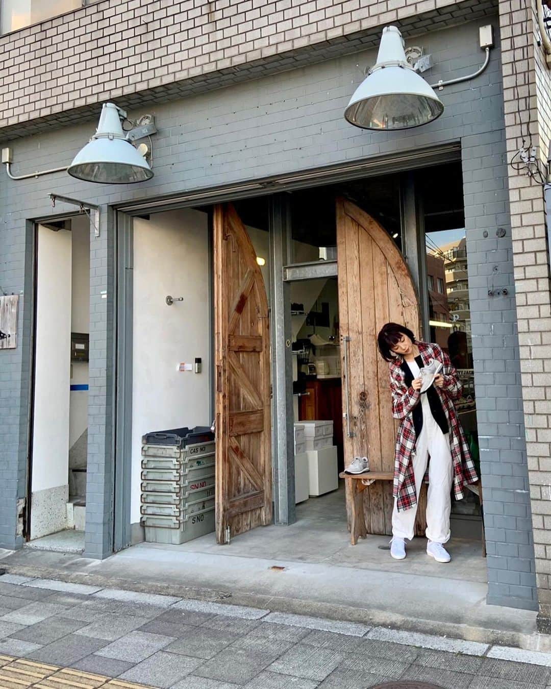 田中麗奈さんのインスタグラム写真 - (田中麗奈Instagram)「福岡県久留米市のスニーカーショップペルシカにて写真撮影。 こちらも、 久留米絣工房も、杜の倉の 酒蔵さんも久留米市のパンフレット撮影のために伺っています。  最後の写真の ASAHIのスニーカー、 子供がいるので紐付きじゃない方が便利で、こういうのタイプのが欲しいと思っていたので これだ！と思って購入しました^_^。 どのカラーにしようか迷ったのですが、私は普段明るい色を着る事が多いので、控えめな グレーにしました。 スタイリストのまゆさんも購入。撮影終わってから 皆んなでワイワイ楽しくお買い物しました✨✨  チェックジャケット  白オーバーオール ベスト  @veritecoeur_atelier  スニーカー @moonstar_jp   購入した シューズ @asahishoes  スタイリング @mych___   ヘアーメイク @wanikun」12月21日 11時46分 - renatanaka07