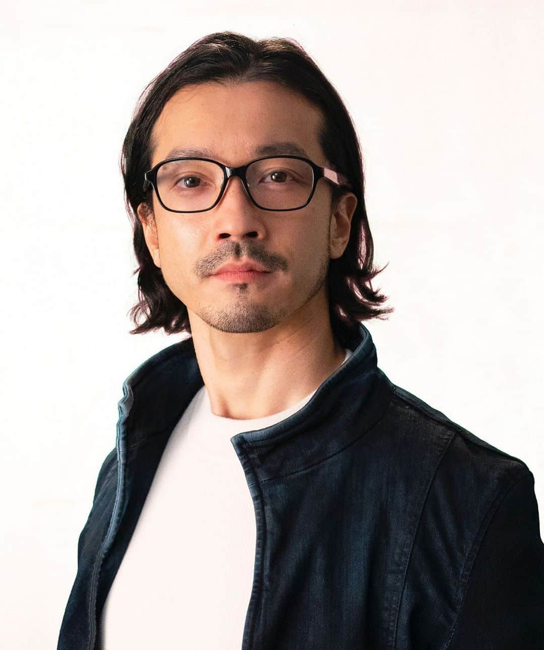 ユーチューバーに娘はやらん！のインスタグラム：「💥キャラクター紹介💥 榎本信(#金子ノブアキ) テレビ局員。人気バラエティ番組の総合演出📣 ケチで細かい性格だが、よく気が利き、コミュニケーション能力も高い。 安定志向で、高収入。そしてグルメ。 千紗(#佐々木希) の結婚相手の上司として、結婚式に出席する。  #ユーチューバーに娘はやらん！ #ようつべ娘 #テレビ東京 #秋元康   #佐々木希 #金子ノブアキ #戸塚純貴 #若月佑美 #遠藤憲一」
