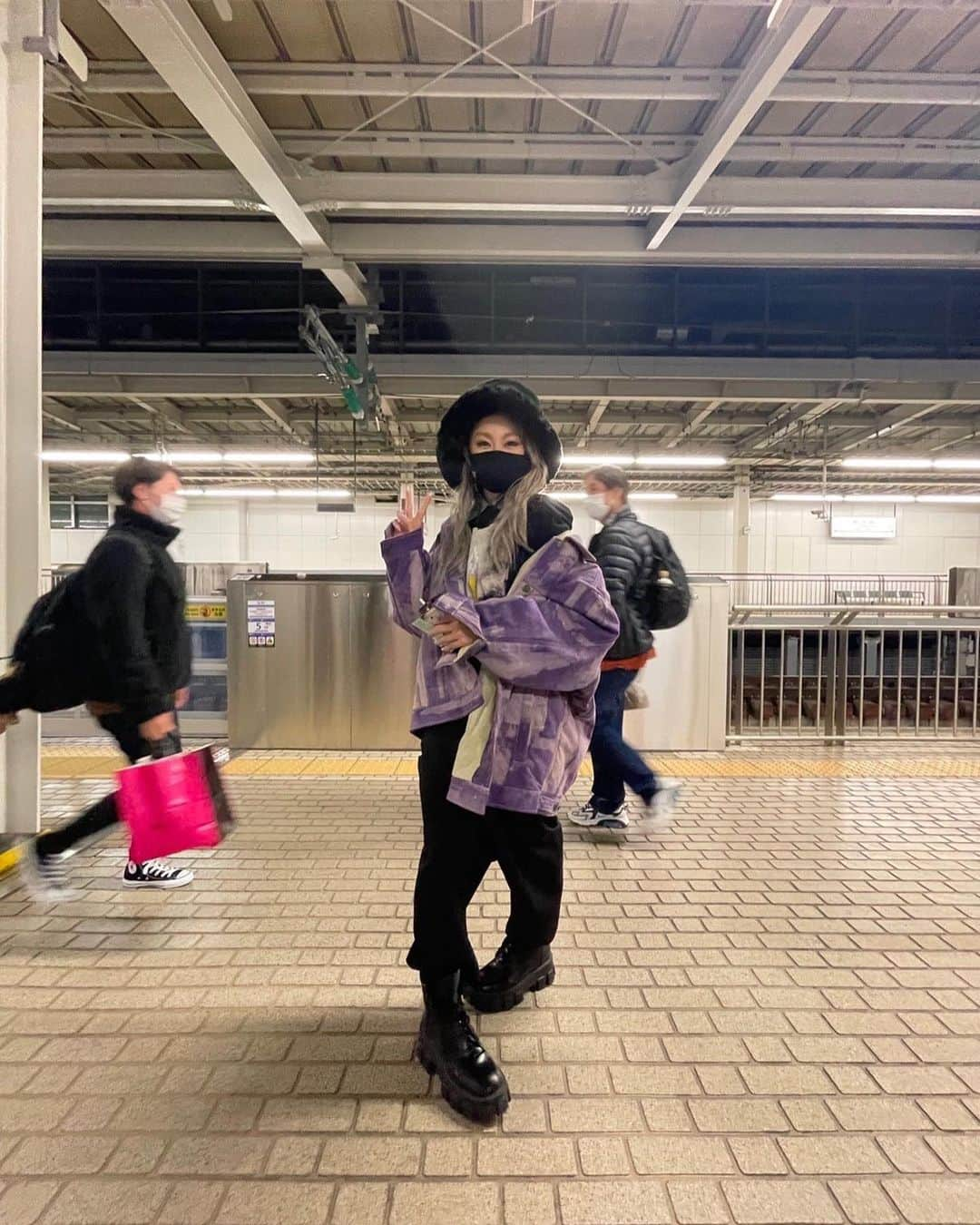 倖田來未さんのインスタグラム写真 - (倖田來未Instagram)「. 大阪 MUSIC LOVERの帰り道。新大阪駅にて。 帰りがけでも笑顔が止まらないくらい楽しかった1日であった。 モコモコ帽子の季節が来たね💚 ⁡ #大阪 #新大阪駅 #wcjapan #gyda #maisonmargiela #limifeu #prada #diesel #kodakumi #倖田來未」12月21日 12時41分 - kodakumi_official