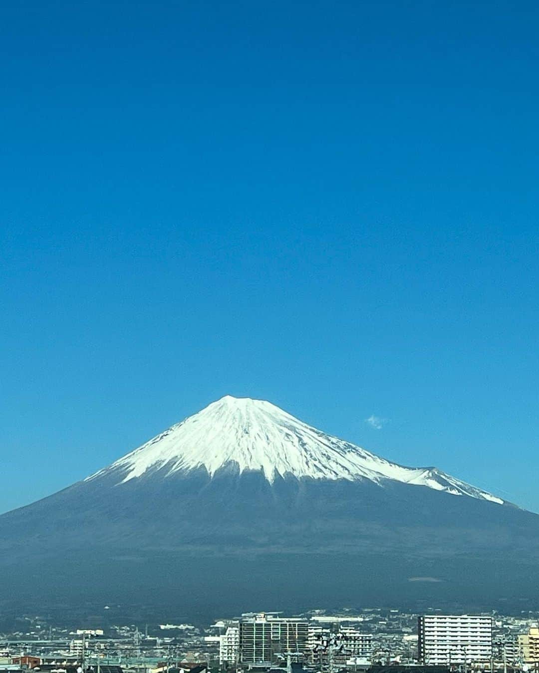 原日出子さんのインスタグラム写真 - (原日出子Instagram)「西へ〜🗻 今日も 富士山が綺麗です😊 今夜は チャリティーイベントのお手伝いしてきます👍  #西へ #チャリティーイベント #大切なこと #富士山 #今日も元気に #毎日を楽しく」12月21日 12時53分 - hara_hideko