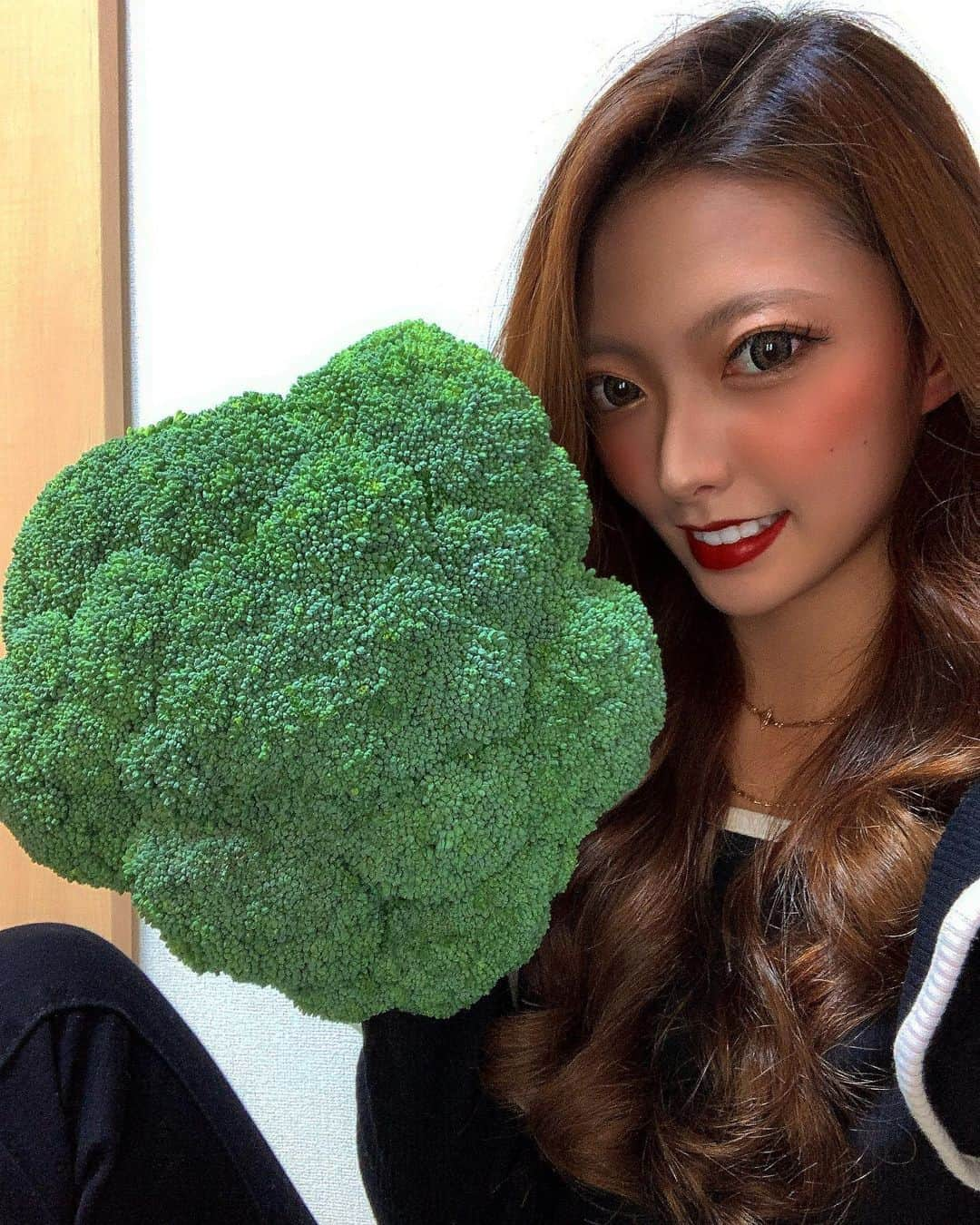 吉永江利さんのインスタグラム写真 - (吉永江利Instagram)「おっきいブロッコリー🥦頂きましたー💓 ありがとうございまぁぁすっ🥦  ブロッコリーのおかげで顔ちっさくなったわ🧤🩱🩲🐸🐢🐍🦎🌳🌴🌵🌱🎋☘️🎍  #雰囲気#ギャル#ギャルメイク#いいね#自撮り#関西 #フォローお願いします#いいね #selfie  #コメント大歓迎 #make #hair #japan #korea #model #fashion #code #followme #likes #instagood #instalike  #今日好き #今日好きになりました#モデル  #20歳  #ブロッコリー #キョダイ #巨大  #ミドリ #美味しい #エンキンホウ」12月21日 23時03分 - chaneri_0403