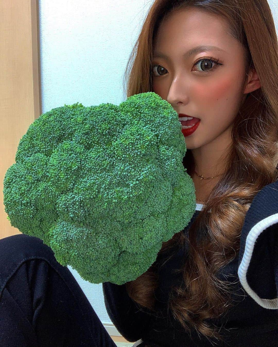 吉永江利のインスタグラム：「おっきいブロッコリー🥦頂きましたー💓 ありがとうございまぁぁすっ🥦  ブロッコリーのおかげで顔ちっさくなったわ🧤🩱🩲🐸🐢🐍🦎🌳🌴🌵🌱🎋☘️🎍  #雰囲気#ギャル#ギャルメイク#いいね#自撮り#関西 #フォローお願いします#いいね #selfie  #コメント大歓迎 #make #hair #japan #korea #model #fashion #code #followme #likes #instagood #instalike  #今日好き #今日好きになりました#モデル  #20歳  #ブロッコリー #キョダイ #巨大  #ミドリ #美味しい #エンキンホウ」