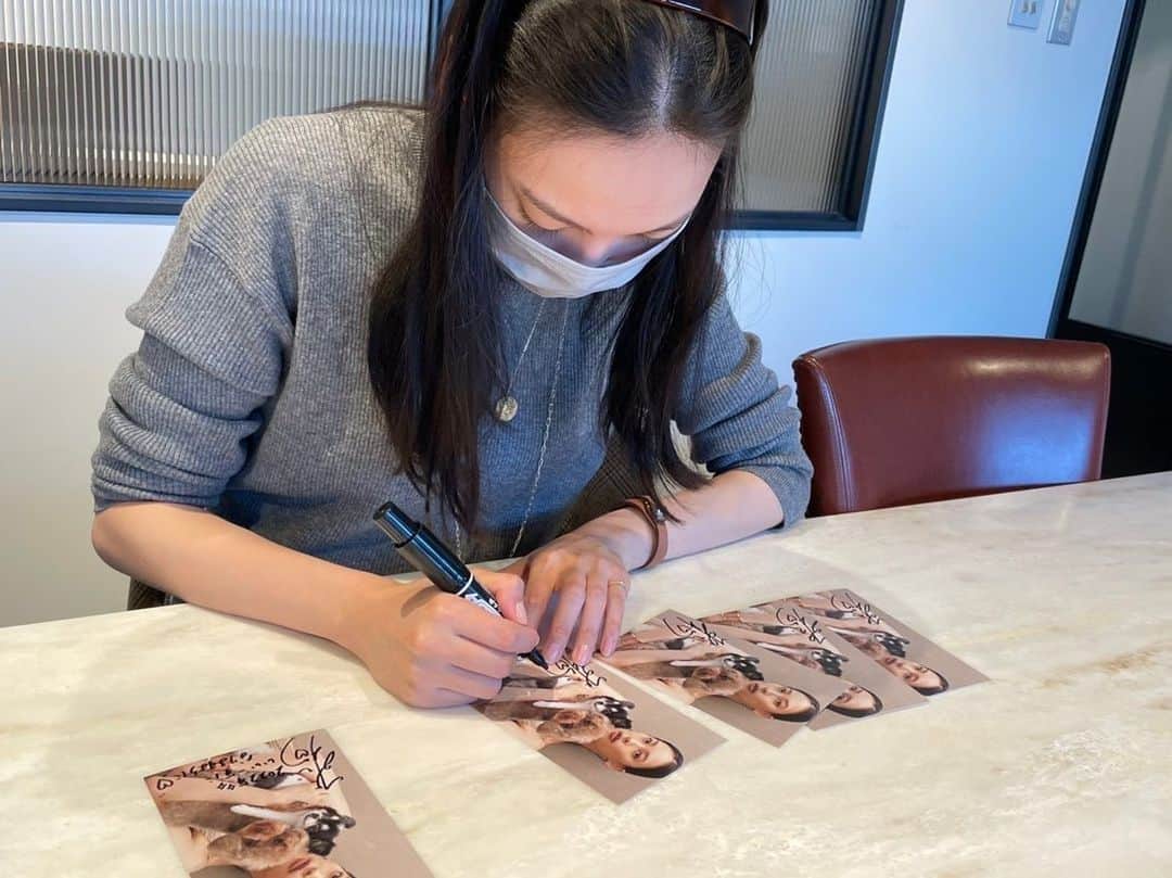 大政絢のインスタグラム：「2022年カレンダー明日発売✨ 先日サインを書いてきました😊 皆さんに届くのが楽しみ🌿 今年も限定十人ですが直筆メッセージ書いてます！  カレンダー発売日ということで明日の20時半頃久しぶりにインスタライブ行いたいと思います！皆さまたくさんの質問ありがとうございます！色んなジャンルの質問が来ていて何から答えようか悩み中🤔  楽しみにしています❤️」