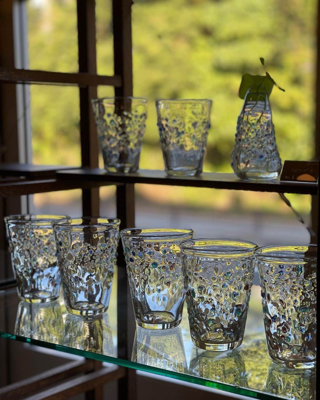 木本泉さんのインスタグラム写真 - (木本泉Instagram)「- 琉球ガラスのグラスを購入✨  "glacitta"  こちらの工房オリジナルのものは泡盛の廃瓶を使用して作られています♻️ 昔ながらの製法で丁寧に1つ1つ作られているので個体差があり、好きなものを選ぶのも楽しみの1つ。  どれもこれも素敵で悩んだのですが2種類に絞りました！  あ〜忙しいな🌀と思う時に、ちょっとこれにお水を入れて飲むだけでグラスを眺めながらホッ💛  少しずつ増やしていきたいと思います😌  #琉球ガラス#再生ガラス#リサイクルガラス#グラチッタ#glacitta」12月21日 23時50分 - izumikimoto