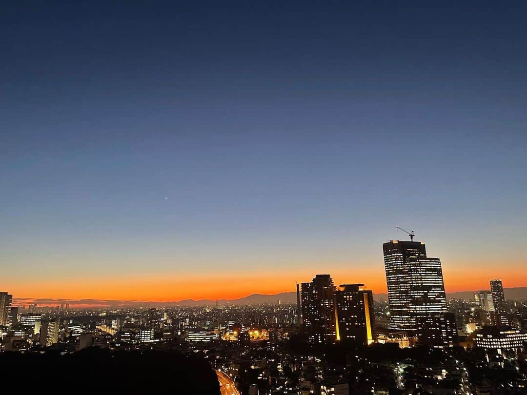 春名亜美さんのインスタグラム写真 - (春名亜美Instagram)「夜と夕方の空のコントラスト、 夕焼け空に映る遠くの山の影、 一つだけ光ってたお星様、 都会の夜景。  全てが揃って、すっっっごい綺麗だった。」12月22日 0時06分 - amiharunaami