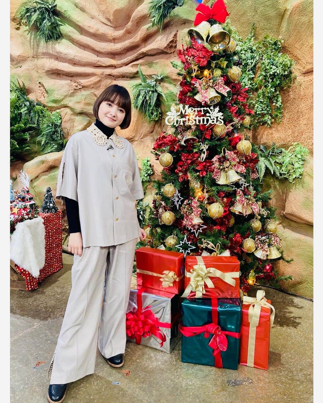 葵わかなのインスタグラム：「日本テレビ「世界まる見え！テレビ特捜部」 ウソかマコトか？2HSP  昨日放送でした！観てくれた方ありがとうございました☺️  事前にお知らせできなくてごめんなさい〜😱  衣装メイク、今回も素敵でした✨  クリスマス間近！と言うことで大きなツリーがありました🎄 今年初ツリーだったかも笑  今年の終わりまであと10日ですね！わ〜、、  体調に気をつけて、少しリラックスしたりもしながら最後まで駆け抜けましょうね！☺️  #冬のライオン」