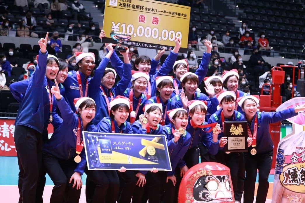 フォルケ・アキンラデウォさんのインスタグラム写真 - (フォルケ・アキンラデウォInstagram)「Empress Cup Champs!!🏆  I’m so exceptionally proud of this team and organization. Their hard work, determination, and relentless pursuit of excellence is inspiring. Happy to be a part of this group and blessed to still be able to play this game!」12月21日 15時52分 - folukea