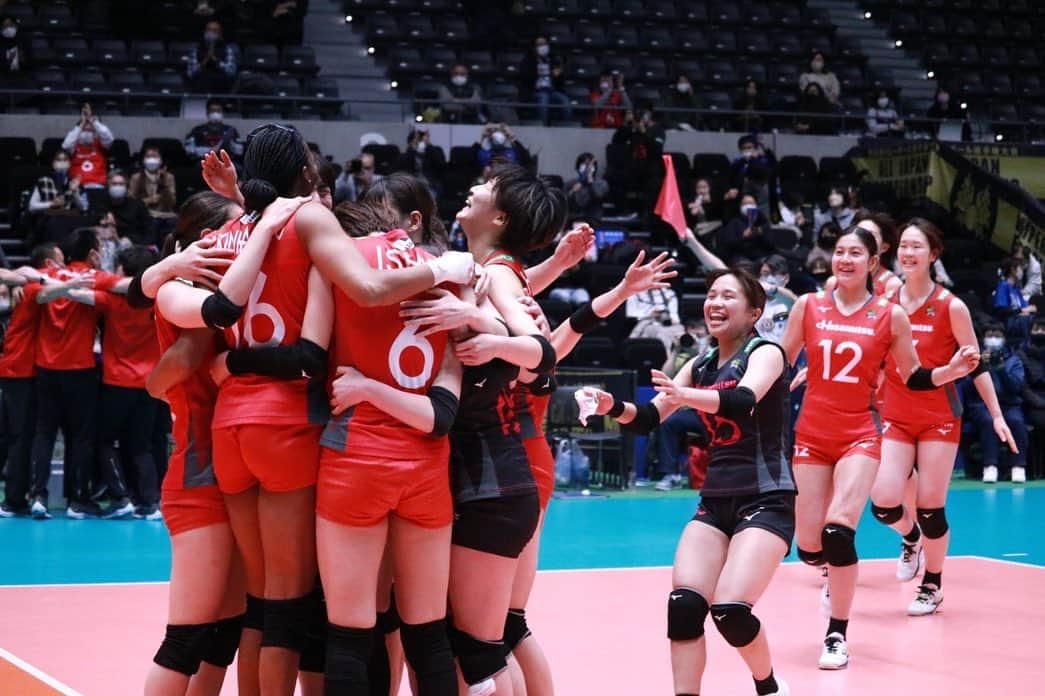 フォルケ・アキンラデウォのインスタグラム：「Empress Cup Champs!!🏆  I’m so exceptionally proud of this team and organization. Their hard work, determination, and relentless pursuit of excellence is inspiring. Happy to be a part of this group and blessed to still be able to play this game!」