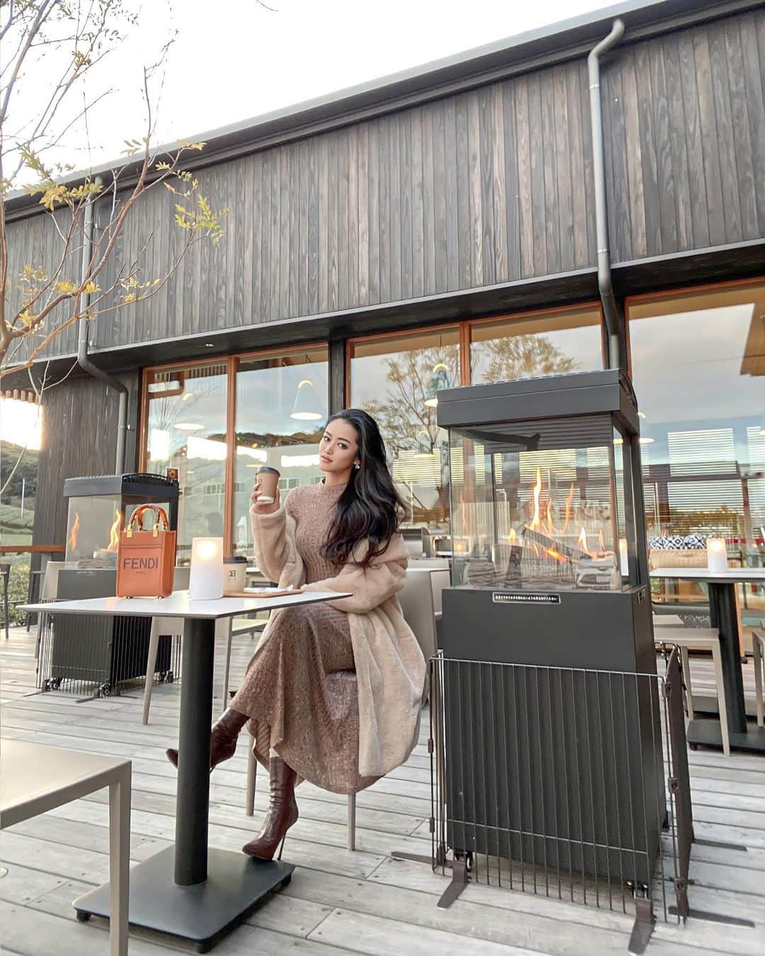 AYAMEさんのインスタグラム写真 - (AYAMEInstagram)「#terracecafe#cafetime#winterfashion#sheingals#misslola#ootd#furcoat#shortboots#maxidress#longhair#photogenic」12月21日 15時53分 - l.ayame