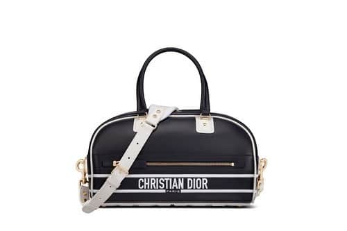 Fashion Headlineのインスタグラム：「マリア・グラツィア・キウリがデザインした「ディオール ヴァイヴ」バッグがいよいよ2022年1月6日発売  #dior #diorbag #ディオール #ディオールバッグ #bag」