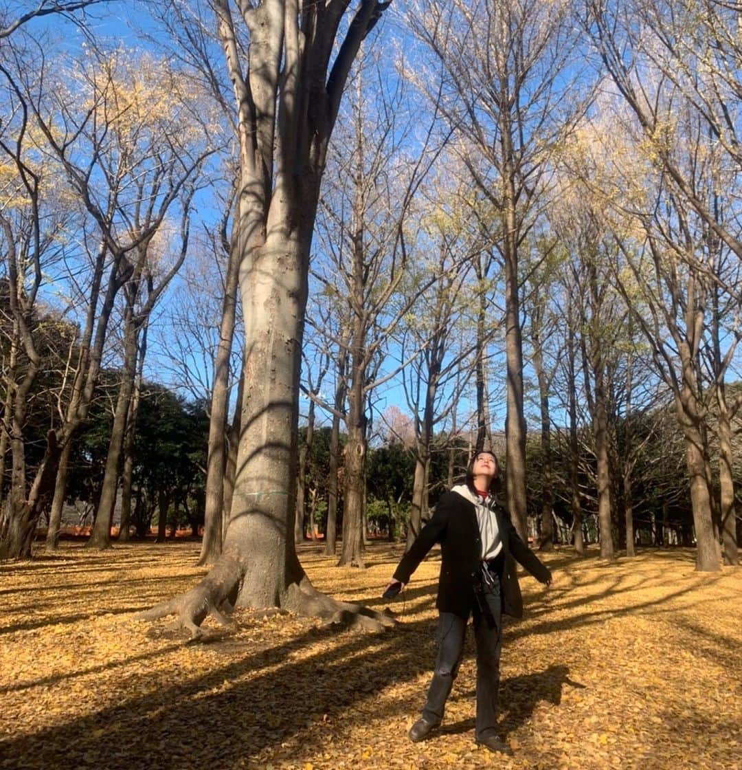 朱里さんのインスタグラム写真 - (朱里Instagram)「おっきな木を見ながら 「これ進撃の巨人なら何メートル級？」 「エレンくらい？」 とか言いあいながらピクニックしました。 そして偶然にも服装全く同じだった @k_o_r02」12月21日 16時12分 - a_ka_ri_m