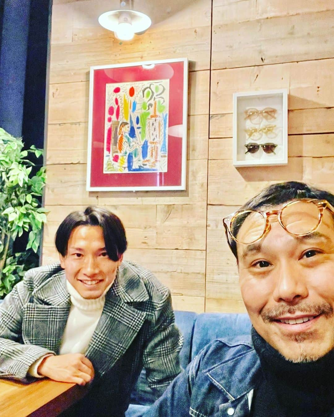 新里亮さんのインスタグラム写真 - (新里亮Instagram)「ATOM新店舗初来店。 @atom_milano_cafe  @konnotoshiaki   カッコ良すぎて買っちゃいました。 @ceueu.japan  @junyatanaka18」12月21日 16時24分 - shinzatoryo_official